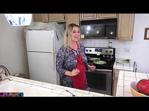 ❤️ Stepmom mulgere eum in culina ante diem suum Beautiful porn  apud nos