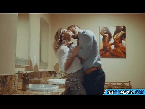 ❤️ Cum busty flava seducit in latrinae publicae Beautiful porn  apud nos